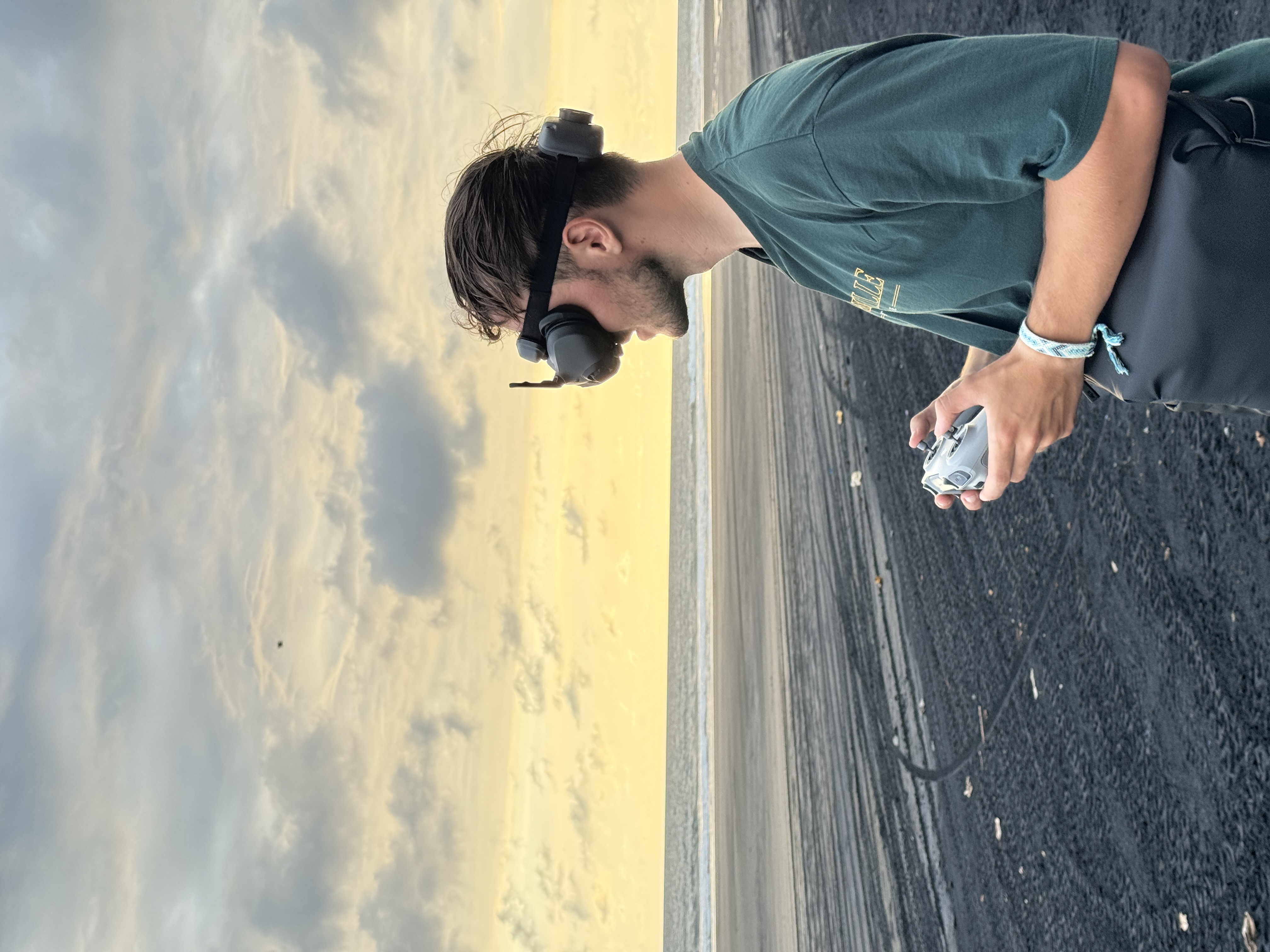 Pilote de drone FPV sur une plage